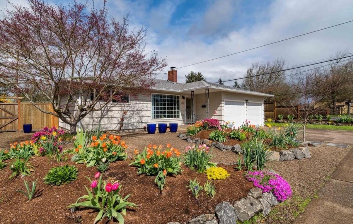 Colorful 50'S Ranch In The Heart Of Eugene Villa Bagian luar foto