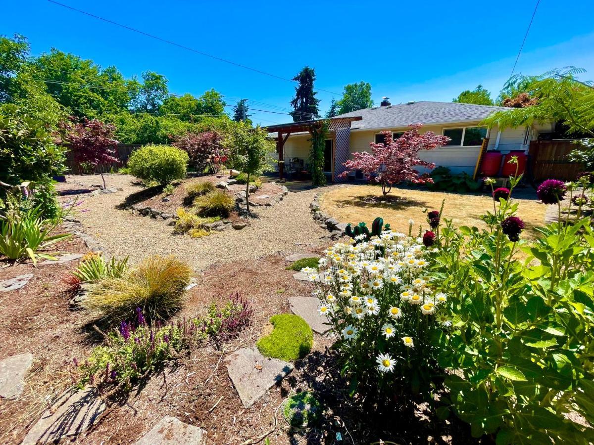Colorful 50'S Ranch In The Heart Of Eugene Villa Bagian luar foto