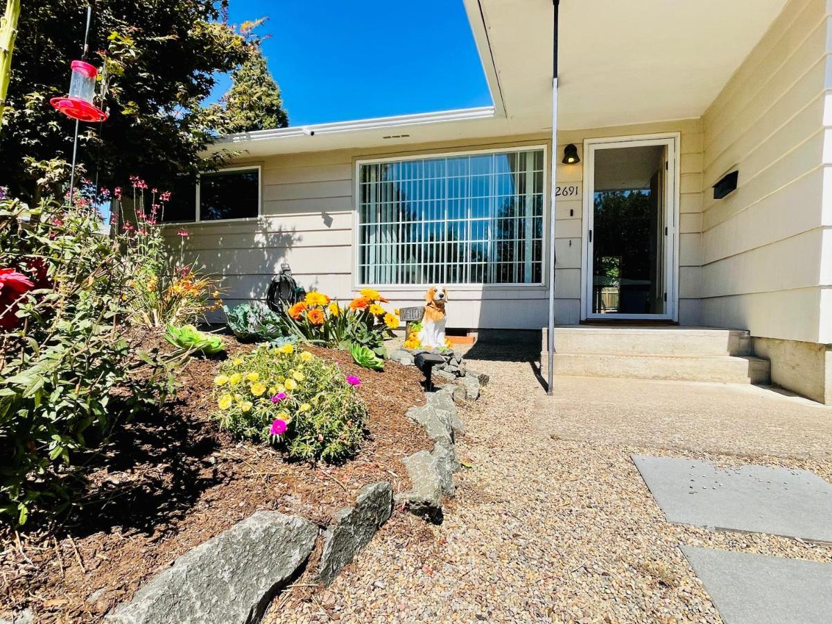 Colorful 50'S Ranch In The Heart Of Eugene Villa Bagian luar foto